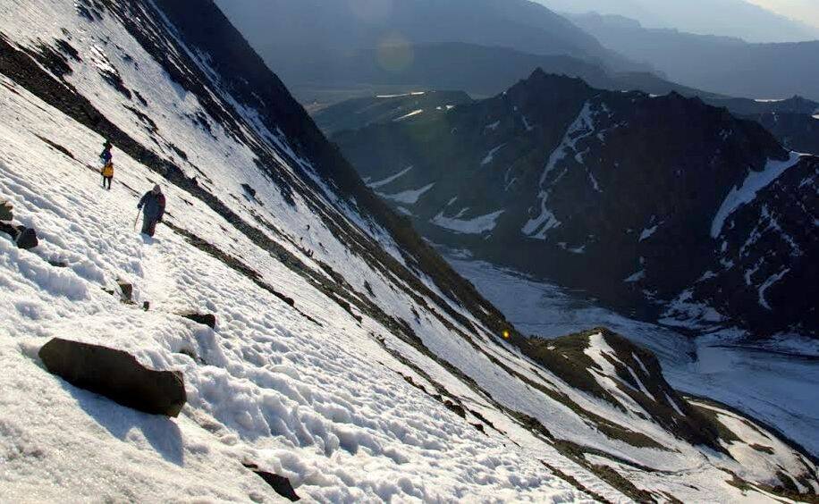 low-preview-39005 stok kangri traversing the slope indiahikes
