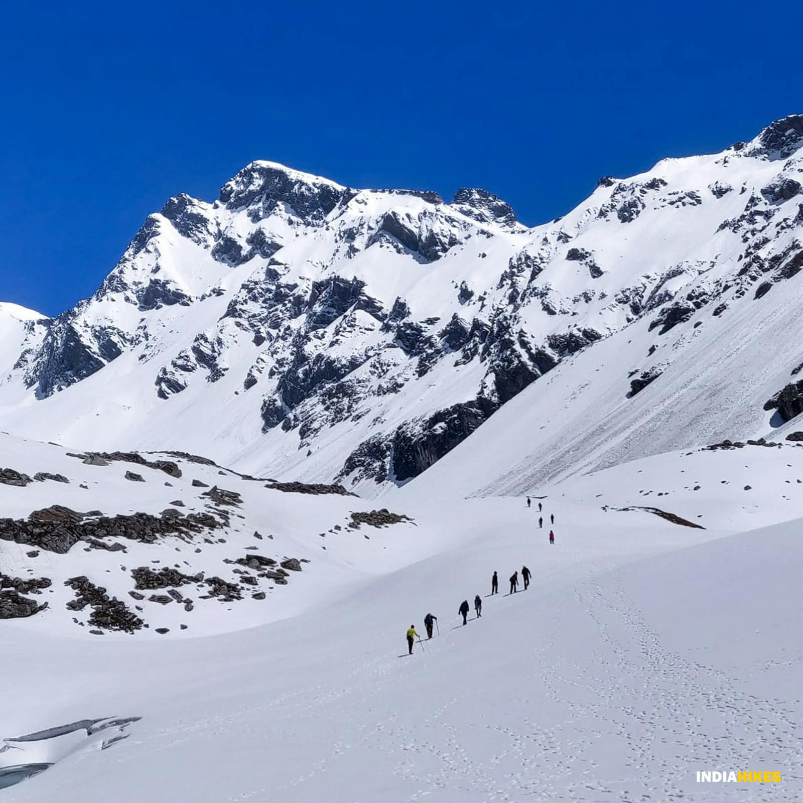 883b3603 4fce 4523 bb95 c0dff6658f4c buran ghati bg leo way to chandranahan lake trekkers on trail snow  %281%29 2