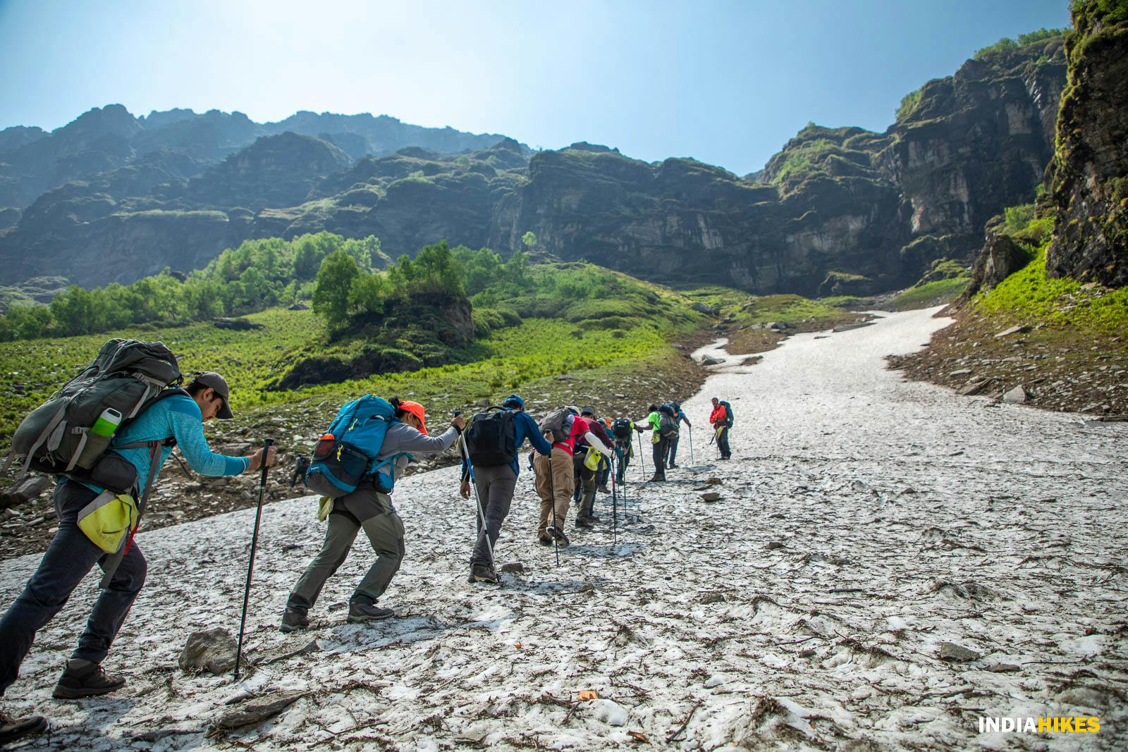 zersynuurf2g3nbb rupinpass rp jothiranjan trekkersontrail snowbridges trekkerswalkingonsnowbridges  5 